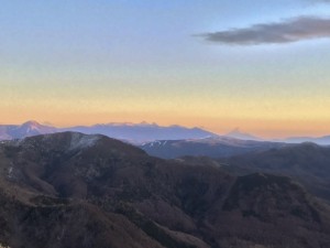 夕日に照らされた富士山と八ヶ岳